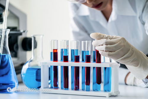 在实验室工作并检查试管生物化学样本的女科家技术研究和发展概念